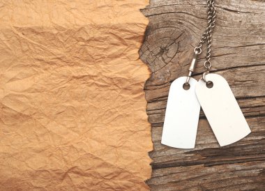 Boş etiketleri ile antika arka plan üzerinde Gümüş Zincir. Uzay yo için