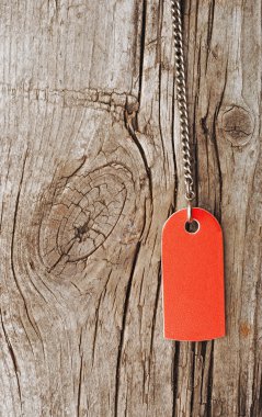 eski ahşap zemin üzerinde Vintage boş hediye etiketi.