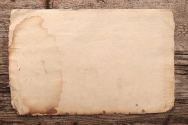 ahşap arka plan üzerinde yıpranmış eski kağıt