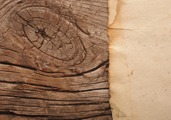 Papel viejo gruñón sobre un fondo de madera oscura — Foto de Stock