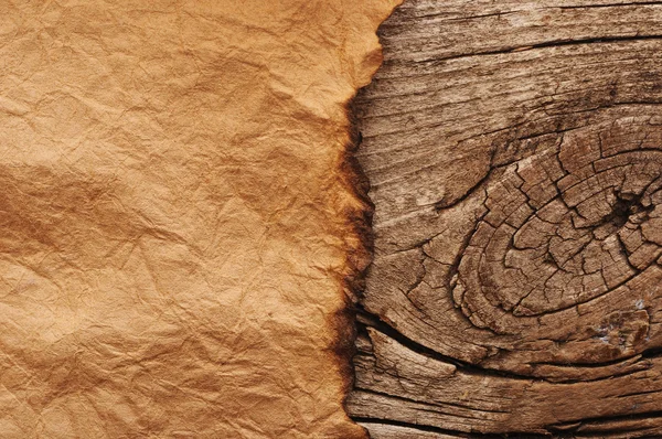 Papel velho na placa de madeira marrom — Fotografia de Stock