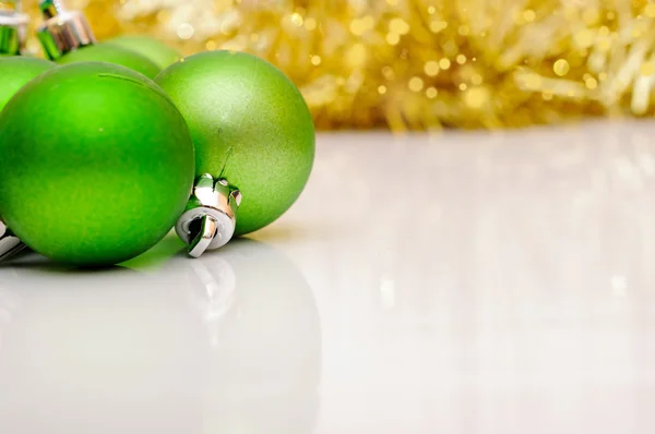 Рождественский мяч на абстрактном светлом фоне — стоковое фото
