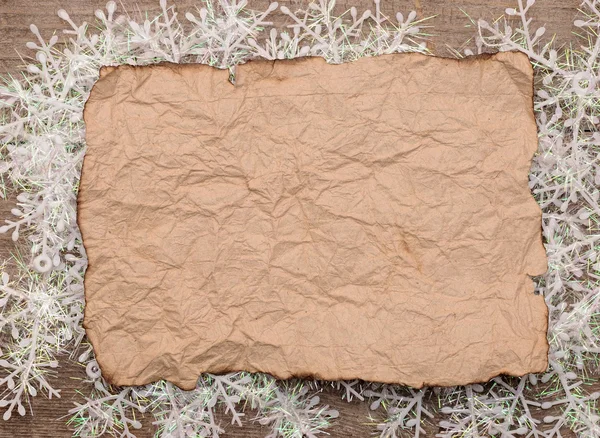 Sfondo natalizio. foglio di carta vecchio bianco con fiocchi di neve — Foto Stock