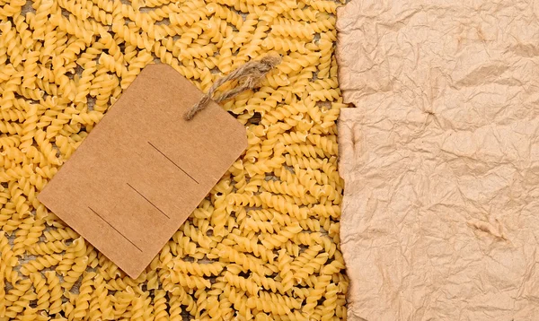 Oud papier op rand pasta achtergrond met lege bruin tag — Stockfoto