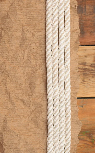 Vinobraní papír a lano na starých dřevěných desek — Stock fotografie