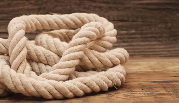 Суднові мотузки на текстурі дерев'яного фону — стокове фото