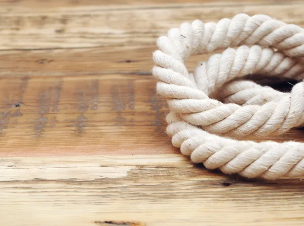 Rope on weathered wood background with copy space — Stock Photo, Image