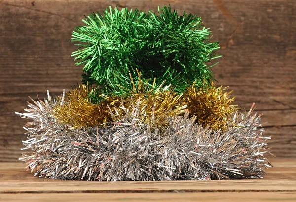 Árbol de Navidad de oropel sobre una mesa de madera — Foto de Stock