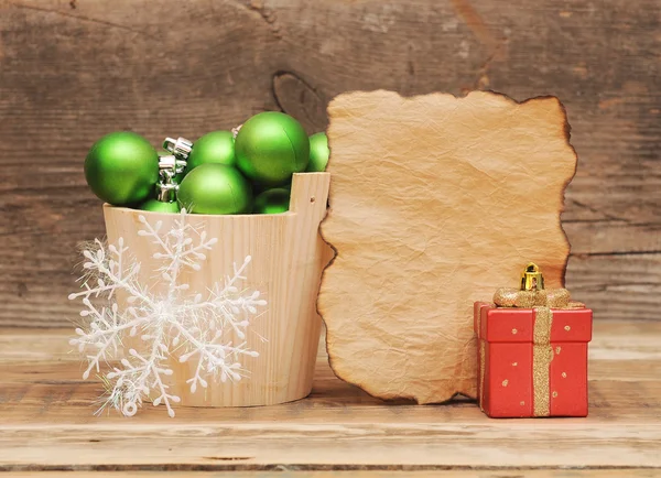 Kerstdecoratie met blanco vintage papier op houten tafel — Stockfoto