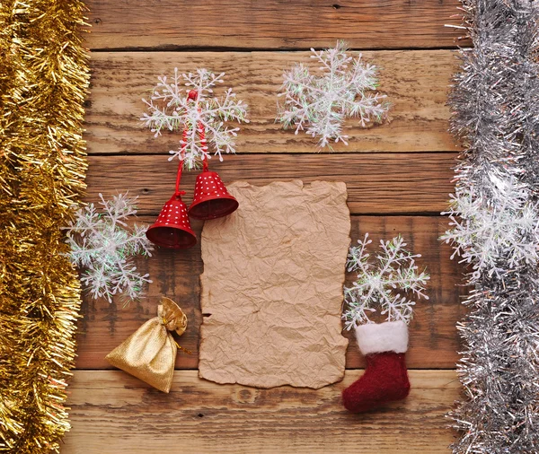 Decoração de Natal e papel vintage no fundo de madeira — Fotografia de Stock