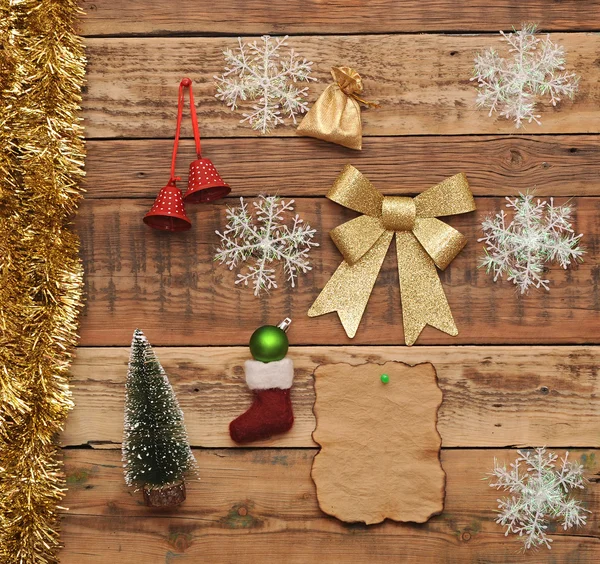 Kerstdecoratie op de houten muur — Stockfoto