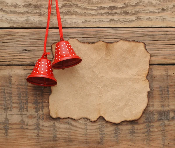 Decoración navideña con papel viejo en blanco en la pared de madera — Foto de Stock