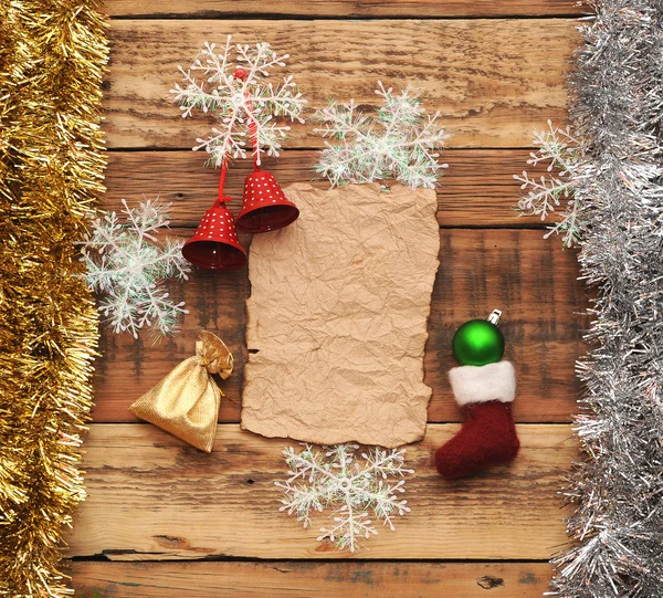 Рождественские украшения на деревянной стене — стоковое фото