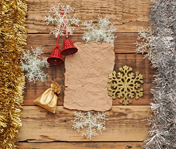 Weihnachtsdekoration an der Holzwand — Stockfoto