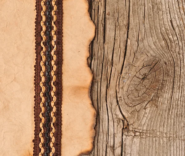 Старая бумага с красивой лентой на коричневой текстуре дерева — стоковое фото