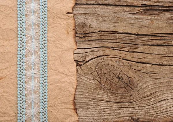Papel velho com fita bonita na textura de madeira marrom — Fotografia de Stock