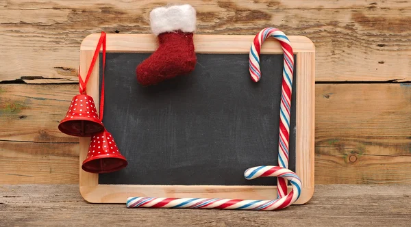 Quadro negro em branco com decoração de Natal — Fotografia de Stock