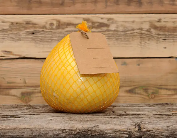 Pomelo fruta con etiqueta de precio en blanco envuelto en un plástico — Foto de Stock
