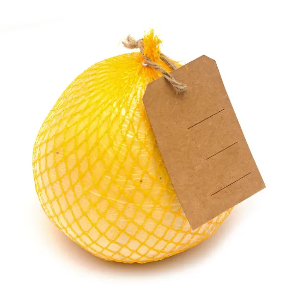 Pomelo frutta con cartellino bianco avvolto in una plastica — Foto Stock