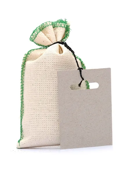 Bolso de arpillera con etiqueta sobre fondo blanco — Foto de Stock