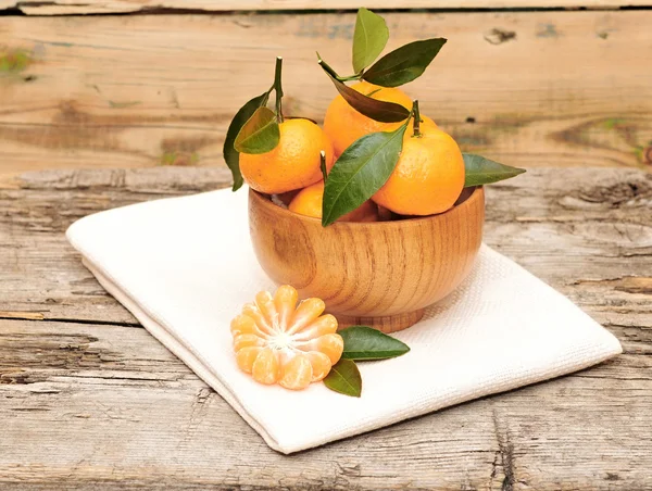 Bol de mandarines fraîches sur table en bois — Photo