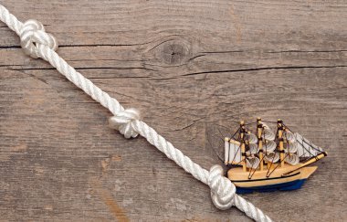Halat ve model klasik tekne ahşap zemin üzerinde