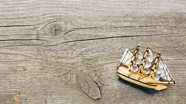 Modelo de navio em fundo de madeira — Fotografia de Stock