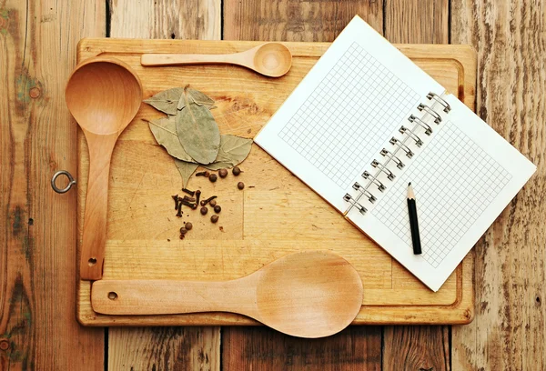 Taccuino per ricette e spezie su tavolo di legno — Foto Stock