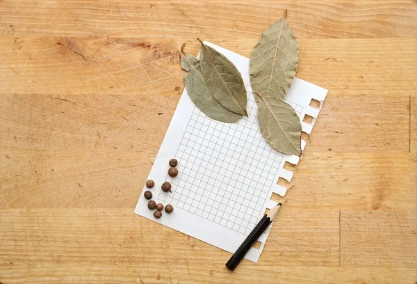 Papier pour notes et épices sur table en bois — Photo