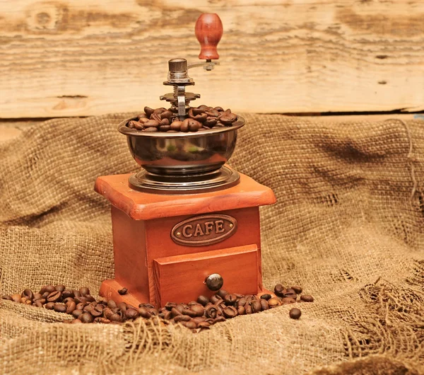 Kaffeemühle mit Bohnen — Stockfoto