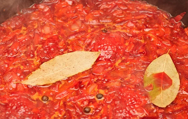 Tomatensauce im Topf. — Stockfoto