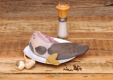ham sığır dilini baharatlar ile haşlanmış hazır