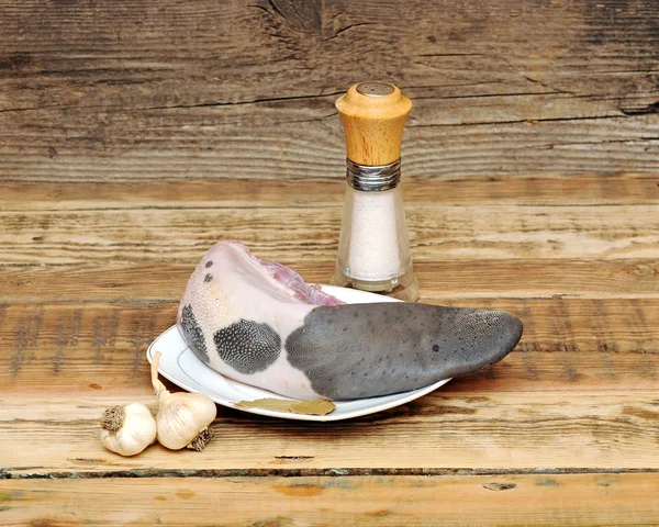 Língua de carne crua pronta para ser fervida com especiarias — Fotografia de Stock