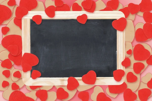 バレンタインの心の背景の上の空白の黒板 — ストック写真