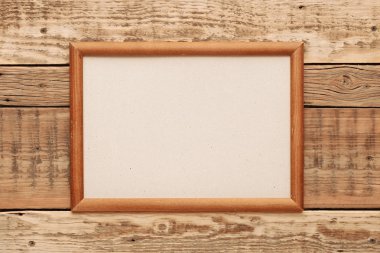 Eski ahşap duvardaki eski resim çerçevesi.