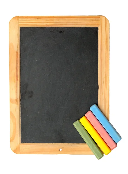 Boş yazı tahtası üzerinde renkli tebeşirler — Stok fotoğraf