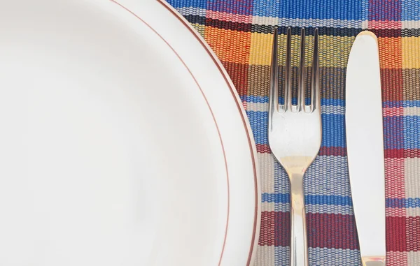 Nastavení stolu s vidličkou, nožem, talířem a ubrouskem — Stock fotografie