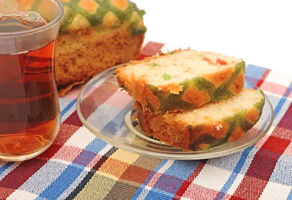 Крупный план вкусный сладкий пирог с чаем на красочной салфетке — стоковое фото