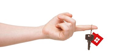 Bir tuşa veya beyaz izole bir kişinin elinde ev Anahtarlık