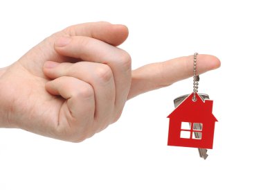 anahtar zinciri el beyaz zemin üzerine kırmızı ev şekli ile