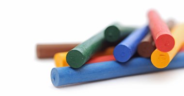 tebeşirler beyaz arkaplanda çeşitli renklerde düzenlenmiştir