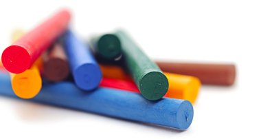 tebeşirler beyaz arkaplanda çeşitli renklerde düzenlenmiştir