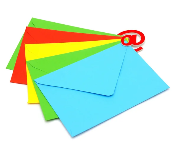 Envelopes coloridos com ícone de e-mail — Fotografia de Stock