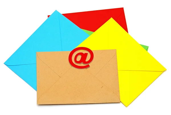 E-mailpictogram met kleurrijke enveloppen op witte achtergrond. e-mail — Stockfoto