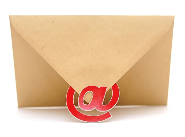 Envelope marrom com sinal de e-mail isolado em fundo branco — Fotografia de Stock