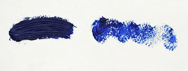 Синій штрих пензля фарби ізольовано на білому — стокове фото