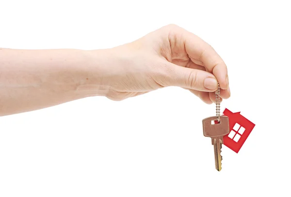 Женщина вручает ключ от дома на белом фоне — стоковое фото