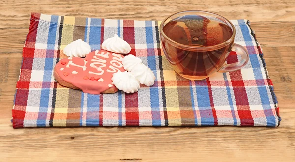Heart shaped cookie with tea in glass mug — Stock Photo, Image