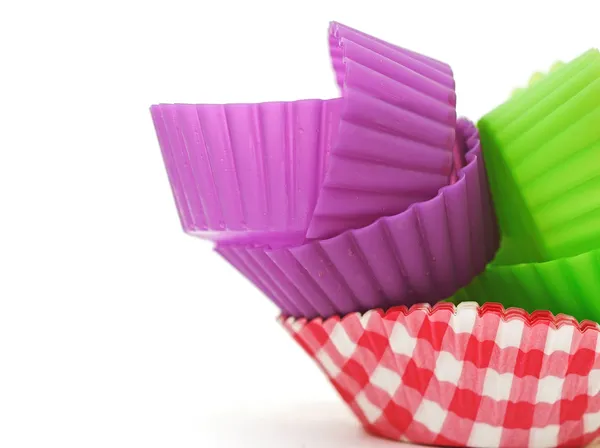 Scatole colorate tazza di carta torta su sfondo bianco — Foto Stock