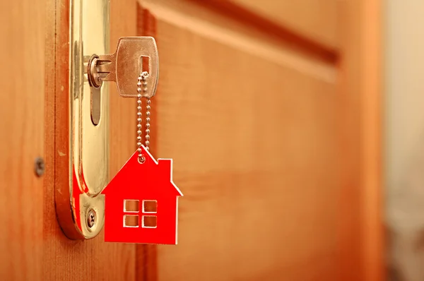 Symbole de la maison et coller la clé dans le trou de serrure — Photo